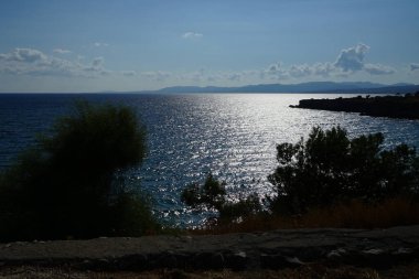 Ağustos ayında Pefki civarındaki Akdeniz sahili manzarası. Pefkos ya da Pefki, Yunanistan 'ın Rodos Adası' nın doğu kıyısında bulunan ünlü bir sahil beldesidir.