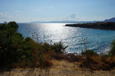 Ağustos ayında Pefki civarındaki Akdeniz sahili manzarası. Pefkos ya da Pefki, Yunanistan 'ın Rodos Adası' nın doğu kıyısında bulunan ünlü bir sahil beldesidir.