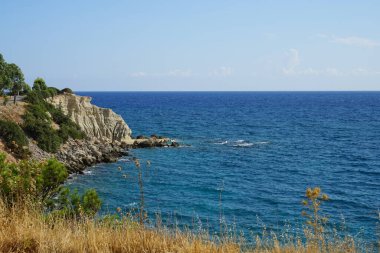 Ağustos ayında Pefki civarındaki Akdeniz sahili manzarası. Pefkos ya da Pefki, Yunanistan 'ın Rodos Adası' nın doğu kıyısında bulunan ünlü bir sahil beldesidir.