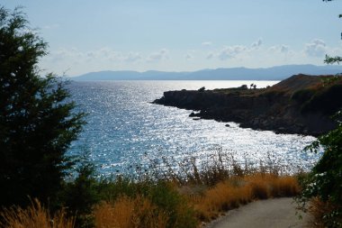 Ağustos ayında Pefki civarındaki Akdeniz sahili manzarası. Pefkos ya da Pefki, Yunanistan 'ın Rodos Adası' nın doğu kıyısında bulunan ünlü bir sahil beldesidir.
