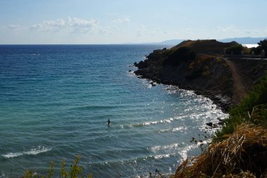 Ağustos ayında Pefki civarındaki Akdeniz sahili manzarası. Pefkos ya da Pefki, Yunanistan 'ın Rodos Adası' nın doğu kıyısında bulunan ünlü bir sahil beldesidir.