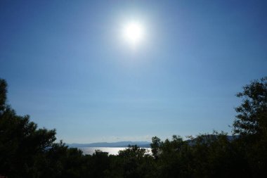 Ağustos ayında Pefki civarındaki Akdeniz sahili manzarası. Pefkos ya da Pefki, Yunanistan 'ın Rodos Adası' nın doğu kıyısında bulunan ünlü bir sahil beldesidir.