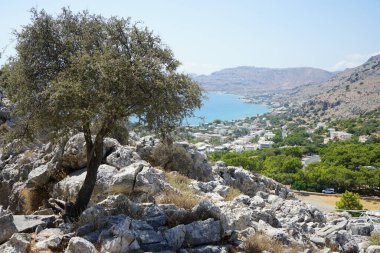 Ağustos ayında Pefki civarındaki Akdeniz sahili manzarası. Pefkos ya da Pefki, Yunanistan 'ın Rodos Adası' nın doğu kıyısında bulunan ünlü bir sahil beldesidir.