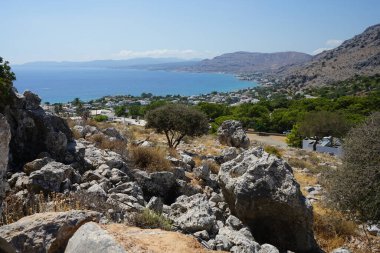 Ağustos ayında Pefki civarındaki Akdeniz sahili manzarası. Pefkos ya da Pefki, Yunanistan 'ın Rodos Adası' nın doğu kıyısında bulunan ünlü bir sahil beldesidir.