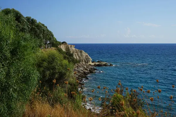 Ağustos ayında Pefki civarındaki Akdeniz sahili manzarası. Pefkos ya da Pefki, Yunanistan 'ın Rodos Adası' nın doğu kıyısında bulunan ünlü bir sahil beldesidir.