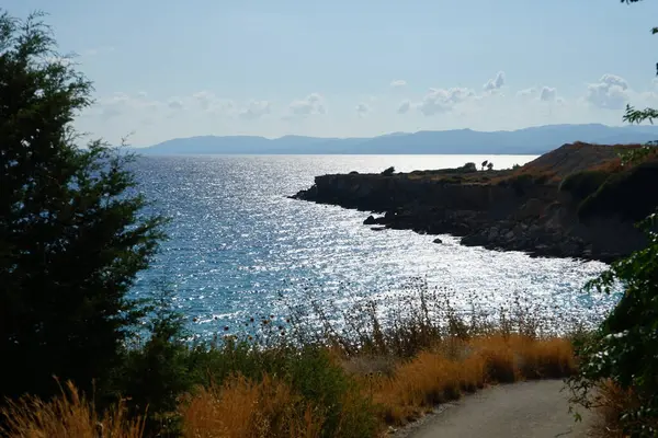 Ağustos ayında Pefki civarındaki Akdeniz sahili manzarası. Pefkos ya da Pefki, Yunanistan 'ın Rodos Adası' nın doğu kıyısında bulunan ünlü bir sahil beldesidir.
