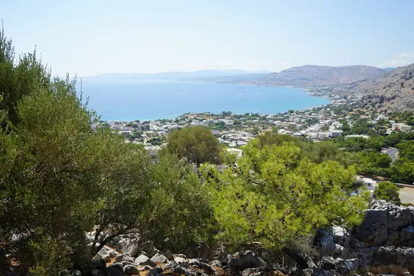 Ağustos ayında Pefki civarındaki Akdeniz sahili manzarası. Pefkos ya da Pefki, Yunanistan 'ın Rodos Adası' nın doğu kıyısında bulunan ünlü bir sahil beldesidir.