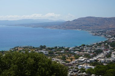 Ağustos ayında Pefki civarındaki Akdeniz sahili manzarası. Pefkos ya da Pefki, Yunanistan 'ın Rodos Adası' nın doğu kıyısında bulunan ünlü bir sahil beldesidir.