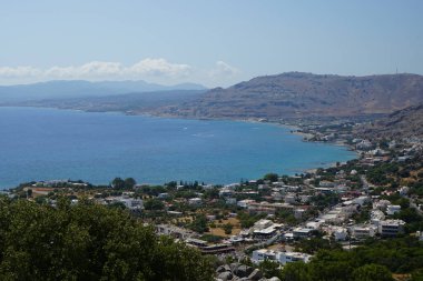 Ağustos ayında Pefki civarındaki Akdeniz sahili manzarası. Pefkos ya da Pefki, Yunanistan 'ın Rodos Adası' nın doğu kıyısında bulunan ünlü bir sahil beldesidir.