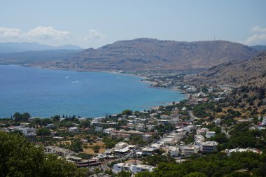 Ağustos ayında Pefki civarındaki Akdeniz sahili manzarası. Pefkos ya da Pefki, Yunanistan 'ın Rodos Adası' nın doğu kıyısında bulunan ünlü bir sahil beldesidir.