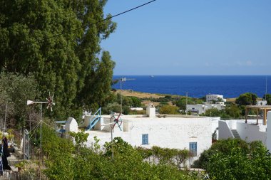 Rüzgar gülleri, ağustosta Pefki 'de bahçede rüzgarda döner. Rüzgar gülü, rüzgar gülü veya rüzgar gülü rüzgarın yönünü gösteren bir alettir. Rodos Adası, Yunanistan