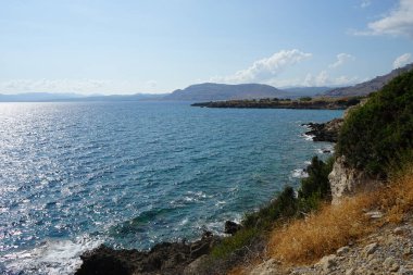 Ağustos ayında Pefki civarındaki Akdeniz sahili manzarası. Pefkos ya da Pefki, Yunanistan 'ın Rodos Adası' nın doğu kıyısında bulunan ünlü bir sahil beldesidir.