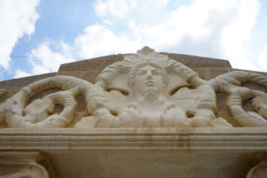 Pefki 'deki bir binanın tarihi dekoru. Pefki, Yunanistan 'ın Rodos Adası' nın güney ucunda küçük bir yerleşim yeri. 