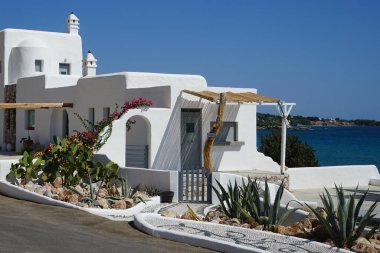 Pefkos veya Pefki, Rodos Adası, Yunanistan - 26 Ağustos 2022: Çakıl taşı mozaiği Pefki Rodos 'taki Axiotheaton Villas yakınlarında yer almaktadır. Khokhlaki, deniz taşlarından yapılan geleneksel bir Rhodes mozaiğidir.. 