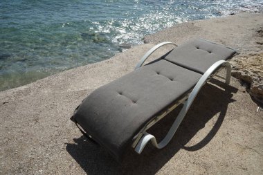 Ağustos ayında Pefki 'de Akdeniz kıyısında güneş pansiyonları bulunur. Pefkos ya da Pefki, Yunanistan 'ın Rodos Adası' nın doğu kıyısında bulunan ünlü bir sahil beldesidir. 