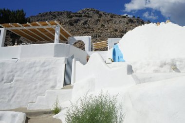 Binalar Pefki 'deki Akdeniz kıyısında yer alıyor. Pefkos ya da Pefki, Yunanistan 'ın Rodos Adası' nın doğu kıyısında bulunan ünlü bir sahil beldesidir. 