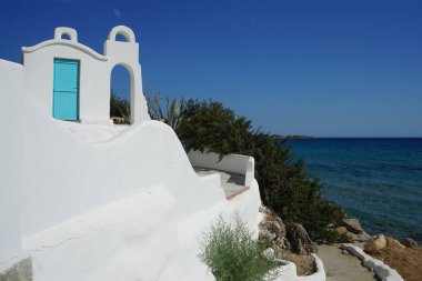 Binalar Pefki 'deki Akdeniz kıyısında yer alıyor. Pefkos ya da Pefki, Yunanistan 'ın Rodos Adası' nın doğu kıyısında bulunan ünlü bir sahil beldesidir. 