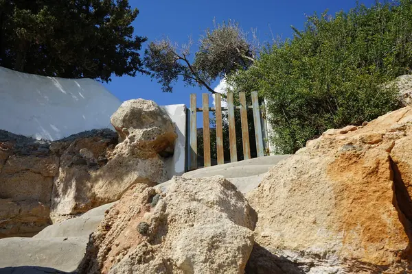 Binalar Pefki 'deki Akdeniz kıyısında yer alıyor. Pefkos ya da Pefki, Yunanistan 'ın Rodos Adası' nın doğu kıyısında bulunan ünlü bir sahil beldesidir. 