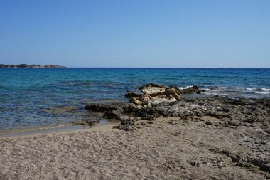 Pefki 'deki Akdeniz sahili manzarası. Pefkos ya da Pefki, Yunanistan 'ın Rodos Adası' nın doğu kıyısında bulunan ünlü bir sahil beldesidir. 