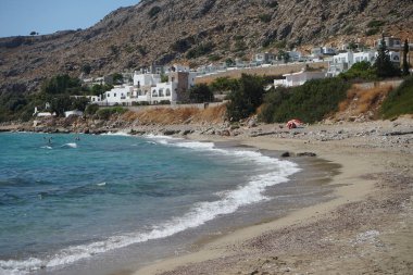 Pefki 'deki Akdeniz sahili manzarası. Pefkos ya da Pefki, Yunanistan 'ın Rodos Adası' nın doğu kıyısında bulunan ünlü bir sahil beldesidir. 