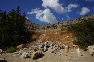 Merdivenler kumlu sahilden yola ve Pefki 'nin etrafındaki tepelere çıkıyor. Pefkos ya da Pefki, Yunanistan 'ın Rodos Adası' nın doğu kıyısında bulunan ünlü bir sahil beldesidir.