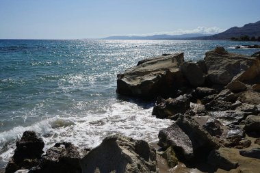 Pefki 'deki Akdeniz sahili manzarası. Pefkos ya da Pefki, Yunanistan 'ın Rodos Adası' nın doğu kıyısında bulunan ünlü bir sahil beldesidir. 