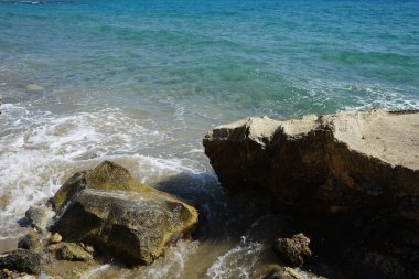 Pefki 'deki Akdeniz sahili manzarası. Pefkos ya da Pefki, Yunanistan 'ın Rodos Adası' nın doğu kıyısında bulunan ünlü bir sahil beldesidir. 