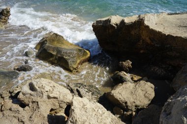 Pefki 'deki Akdeniz sahili manzarası. Pefkos ya da Pefki, Yunanistan 'ın Rodos Adası' nın doğu kıyısında bulunan ünlü bir sahil beldesidir. 