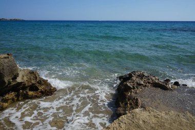 Pefki 'deki Akdeniz sahili manzarası. Pefkos ya da Pefki, Yunanistan 'ın Rodos Adası' nın doğu kıyısında bulunan ünlü bir sahil beldesidir. 