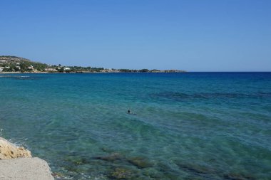 Pefki 'deki Akdeniz sahili manzarası. Pefkos ya da Pefki, Yunanistan 'ın Rodos Adası' nın doğu kıyısında bulunan ünlü bir sahil beldesidir. 