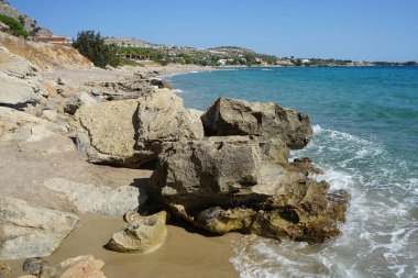Pefki 'deki Akdeniz sahili manzarası. Pefkos ya da Pefki, Yunanistan 'ın Rodos Adası' nın doğu kıyısında bulunan ünlü bir sahil beldesidir. 