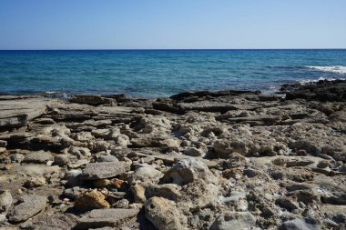 Pefki 'deki Akdeniz sahili manzarası. Pefkos ya da Pefki, Yunanistan 'ın Rodos Adası' nın doğu kıyısında bulunan ünlü bir sahil beldesidir. 