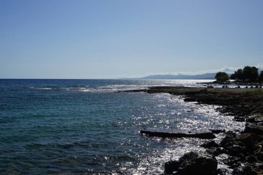 Pefki 'deki Akdeniz sahili manzarası. Pefkos ya da Pefki, Yunanistan 'ın Rodos Adası' nın doğu kıyısında bulunan ünlü bir sahil beldesidir. 