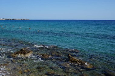 Pefki 'deki Akdeniz sahili manzarası. Pefkos ya da Pefki, Yunanistan 'ın Rodos Adası' nın doğu kıyısında bulunan ünlü bir sahil beldesidir. 