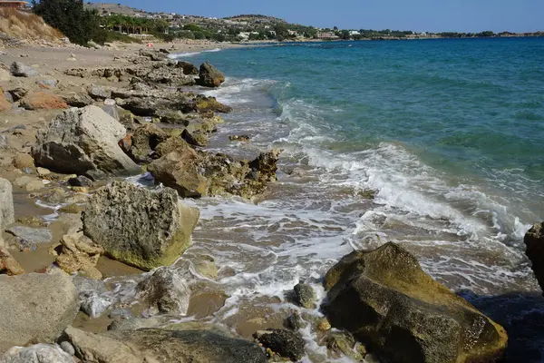 Pefki 'deki Akdeniz sahili manzarası. Pefkos ya da Pefki, Yunanistan 'ın Rodos Adası' nın doğu kıyısında bulunan ünlü bir sahil beldesidir. 