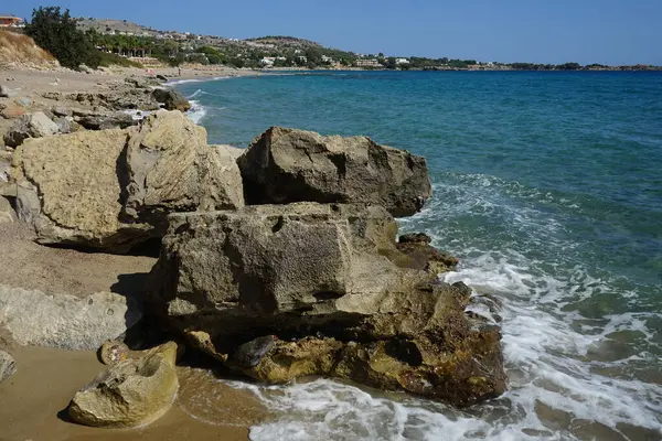 Pefki 'deki Akdeniz sahili manzarası. Pefkos ya da Pefki, Yunanistan 'ın Rodos Adası' nın doğu kıyısında bulunan ünlü bir sahil beldesidir. 