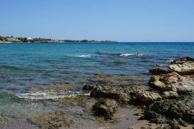 Eylül ayında Pefki 'deki Akdeniz Palm Bay Sahili manzarası. Pefkos ya da Pefki, Yunanistan 'ın Rodos Adası' nın doğu kıyısında bulunan ünlü bir sahil beldesidir.  