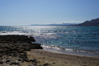 Eylül ayında Pefki 'deki Akdeniz Palm Bay Sahili manzarası. Pefkos ya da Pefki, Yunanistan 'ın Rodos Adası' nın doğu kıyısında bulunan ünlü bir sahil beldesidir.  