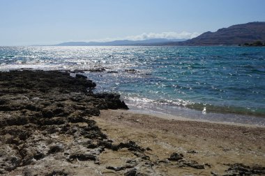 Eylül ayında Pefki 'deki Akdeniz Palm Bay Sahili manzarası. Pefkos ya da Pefki, Yunanistan 'ın Rodos Adası' nın doğu kıyısında bulunan ünlü bir sahil beldesidir.  
