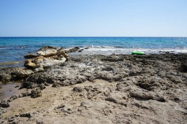 Eylül ayında Pefki 'deki Akdeniz Palm Bay Sahili' nde yeşil şişme bir yüzme ringi bulunmaktadır. Pefkos ya da Pefki, Yunanistan 'ın Rodos Adası' nın doğu kıyısında bulunan ünlü bir sahil beldesidir. 