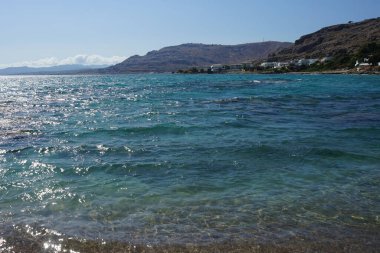Eylül ayında Pefki 'deki Akdeniz Palm Bay Sahili manzarası. Pefkos ya da Pefki, Yunanistan 'ın Rodos Adası' nın doğu kıyısında bulunan ünlü bir sahil beldesidir.  
