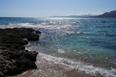 Eylül ayında Pefki 'deki Akdeniz Palm Bay Sahili manzarası. Pefkos ya da Pefki, Yunanistan 'ın Rodos Adası' nın doğu kıyısında bulunan ünlü bir sahil beldesidir.  