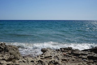 Eylül ayında Pefki 'deki Akdeniz Palm Bay Sahili manzarası. Pefkos ya da Pefki, Yunanistan 'ın Rodos Adası' nın doğu kıyısında bulunan ünlü bir sahil beldesidir.  