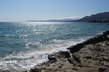 Eylül ayında Pefki 'deki Akdeniz Palm Bay Sahili manzarası. Pefkos ya da Pefki, Yunanistan 'ın Rodos Adası' nın doğu kıyısında bulunan ünlü bir sahil beldesidir.  