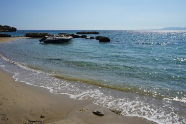 Ağustos ayında Pefki 'deki Akdeniz Plakia Sahili' nde bir motorlu tekne bulunmaktadır. Pefkos ya da Pefki, Yunanistan 'ın Rodos Adası' nın doğu kıyısında bulunan ünlü bir sahil beldesidir.