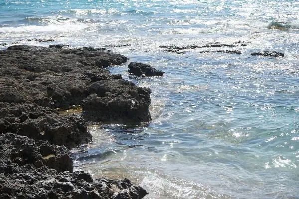 Eylül ayında Pefki 'deki Akdeniz Palm Bay Sahili manzarası. Pefkos ya da Pefki, Yunanistan 'ın Rodos Adası' nın doğu kıyısında bulunan ünlü bir sahil beldesidir.  