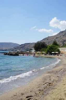 Ağustos ayında Pefki 'deki Akdeniz Plakia Sahili manzarası. Pefkos ya da Pefki, Yunanistan 'ın Rodos Adası' nın doğu kıyısında bulunan ünlü bir sahil beldesidir. 