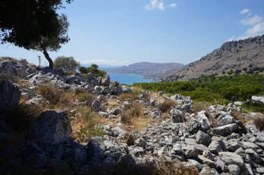 Peygamber Elias Ortaçağ Kilisesi 'nin bölgesinden Pefki' nin çevresine bakın. Pefkos ya da Pefki, Yunanistan 'ın Rodos Adası' nın doğu kıyısında bulunan ünlü bir sahil beldesidir. 