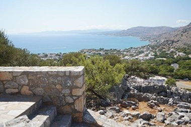 Korkuluklu basamaklar Peygamber Elias Kilisesi 'ne çıkıyor. Pefkos 'u gören Peygamber Elias Kilisesi' nin İ.Ö. 12. yüzyıldan kalma olduğu düşünülüyor. Pefkos veya Pefki, Rodos Adası, Yunanistan 