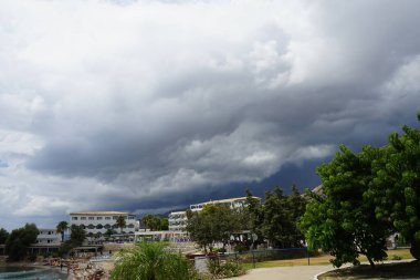 Pefki 'deki Akdeniz kıyısında modern mimari. Pefkos ya da Pefki, Yunanistan 'ın Rodos Adası' nın doğu kıyısında bulunan ünlü bir sahil beldesidir. 